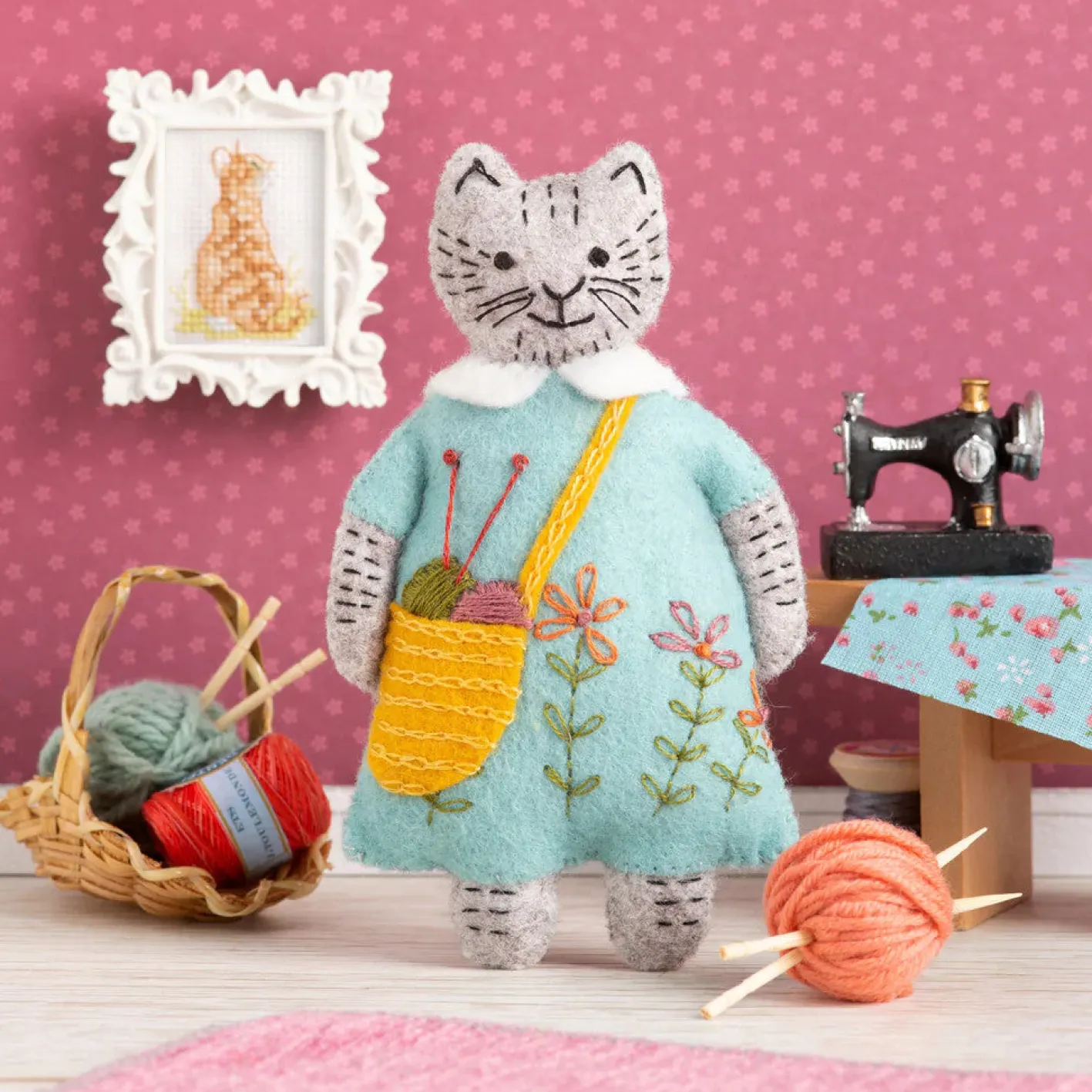 Corinne Lapierre Mrs. Cat Loves Knitting Wool Mix Felt Craft Kit