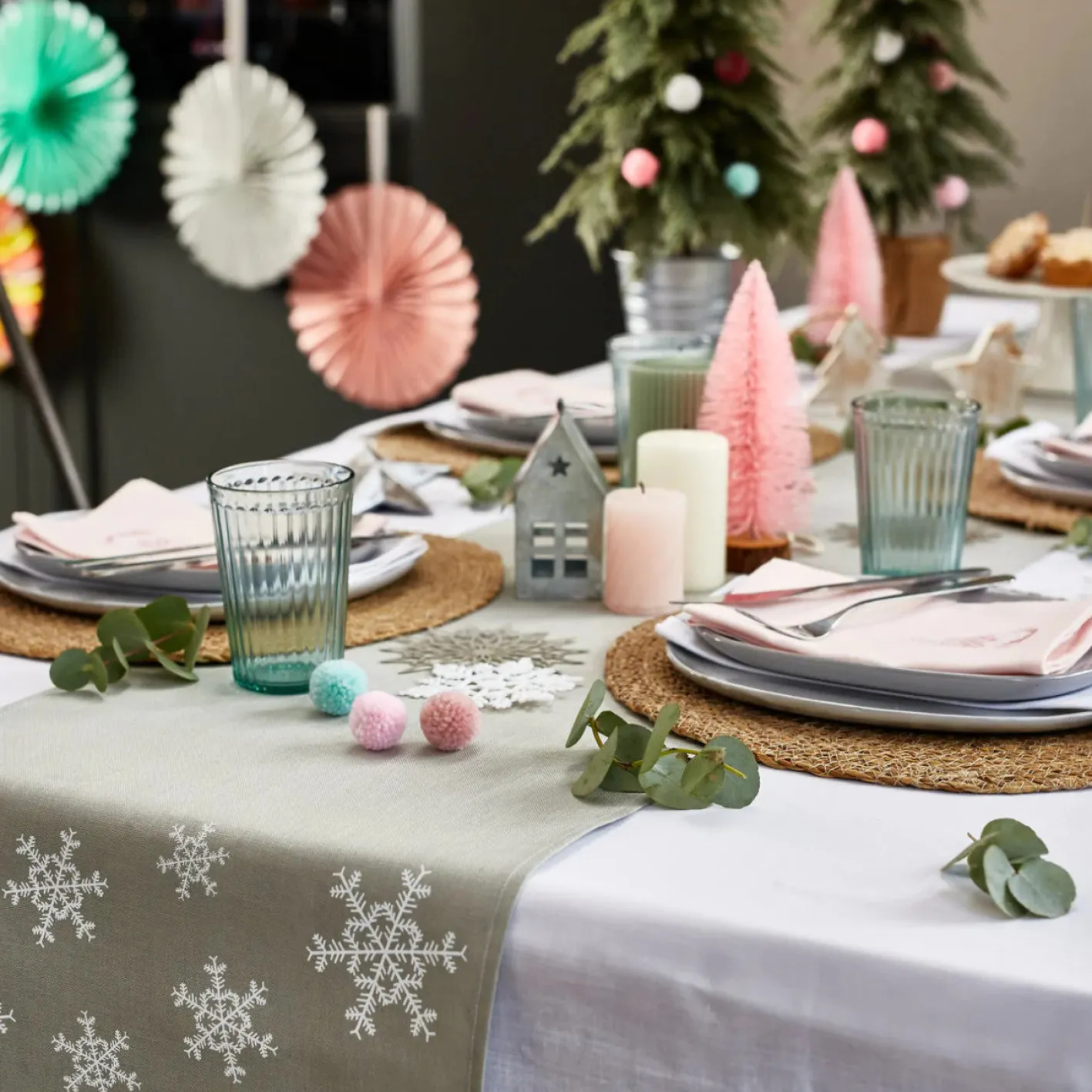 Ulster Weavers Snowflake Linen 85in Table Runner